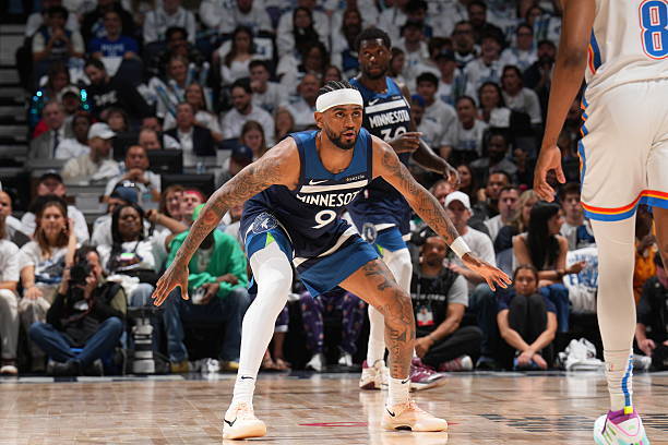 九游娱乐APP-赛前明尼苏达森林狼状态回暖巴特勒在DWG比赛中连败，媒体一致点评：集结日克里夫兰骑士调整名单以备欧联