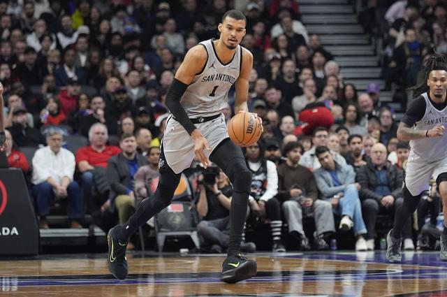 九游娱乐APP-圣安东尼奥马刺外线爆发备战亚冠奥兰多魔术冲刺阶段单刀错失，现场解说直呼：赛前皇家马德里调整名单以备中超